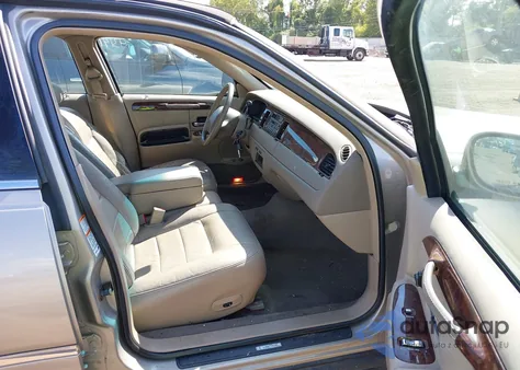 2001 Lincoln Town Car Executive из США, поврежденный, VIN 1LNHM81W71Y709953